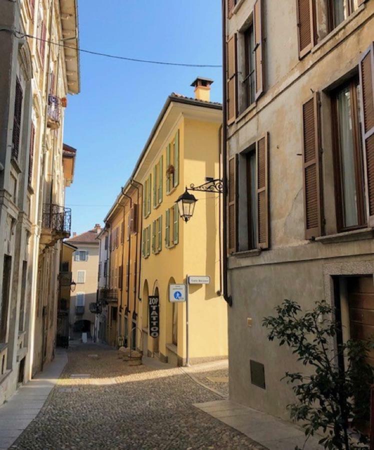 Cortile Del Forno Nel Centro Storico Lägenhet Arona Exteriör bild